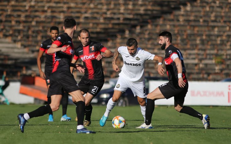 Две дузпи и равенство за Славия и Локо Пд, сериите им спряха