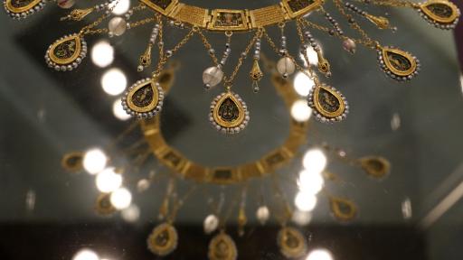  Най-представителните находки от интервала на напредък и великолепие на втората българска средновековна столица Велики Преслав. Основен акцент в изложбата е Преславското богатство, намерено през 1978 година в м. Кастана, северозападно от Външния град на Велики Преслав. 