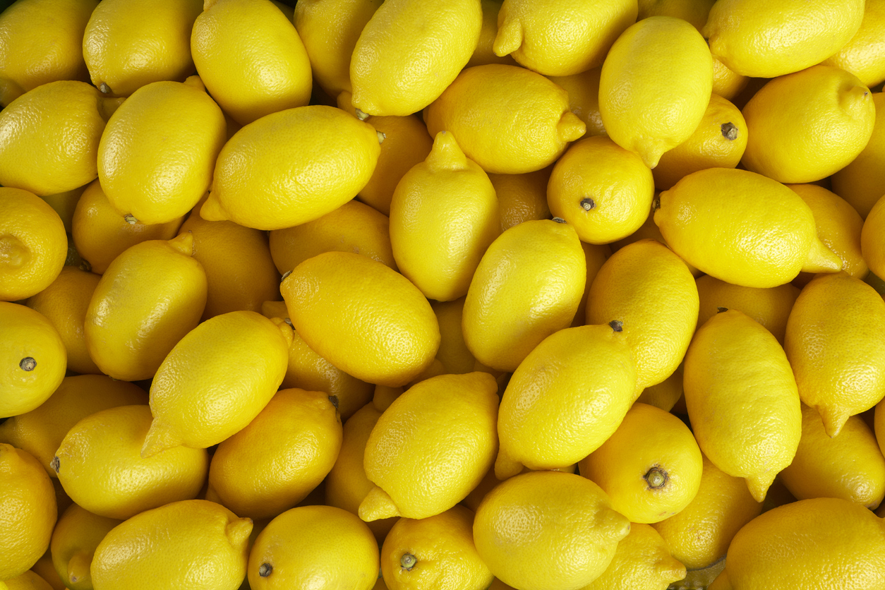 <p><strong>Лимон</strong></p>

<p>Топлата лимонена вода е една от най-популярните напитки, които помагат в борбата с излишните килограми. Най-добре е да изпиете лимонената вода преди да закусите.</p>