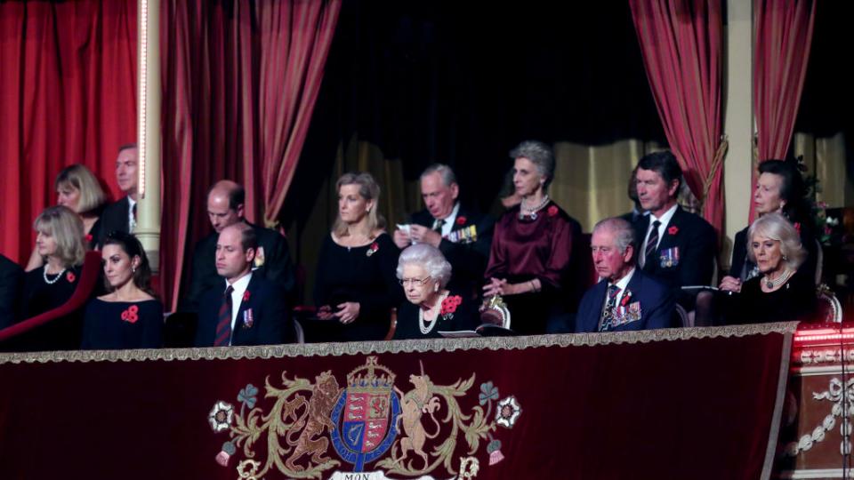 принц Уилям принц Хари Меган Маркъл Кейт Мидълтън кралица Елизабет кралско семейство