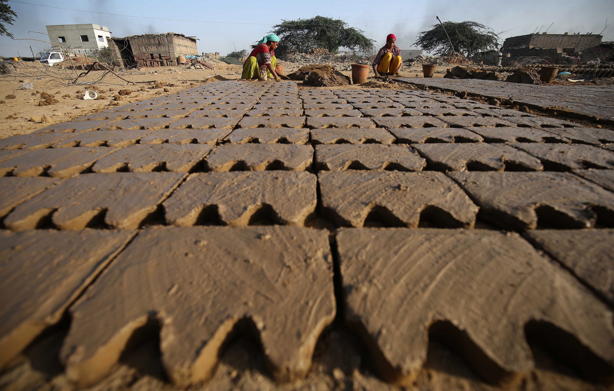 Работниците в грънчарската промишленост обикновено печелят близо 200 рупии (около 1,5 долара) на ден.