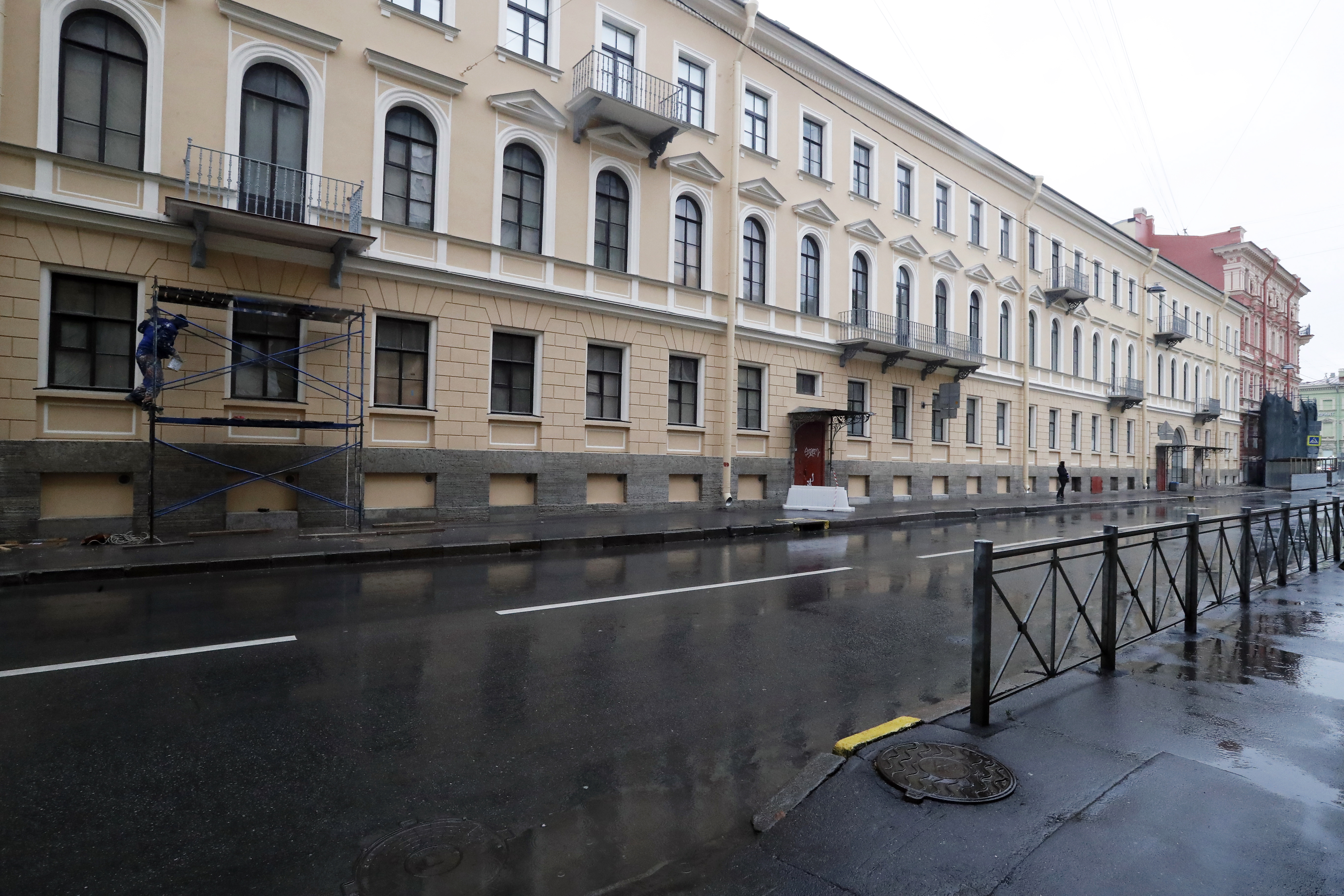 Олег Соколов е руски историк и преподавател в Санкт Петербургския държавен университет. Той призна, че е убил своята студентка и любовница, с която живеел.  На сутринта на 09 ноември минувач забелязал 63-годишния Соколов в река Мойка. Спасителите извадили мъжа от водата и, когато отворили раницата му, открили две човешки ръце. Според информация в медиите разчлененото тяло на 24-годишната Анастасия Йешченко е открито в апартамента на историка. Професор Олег Соколов е един от основателите на военноисторическото възстановително движение в Русия. автор е на поредица от монографии за дейността на въоръжените сили на Франция от времето на Наполеон. През 2003 г. президентът на Франция Жак Ширак подписва указ, с който награждава Соколов с Ордена на Почетния легион за големия му принос в изучаването и популяризирането на историята на Франция и нейната армия.