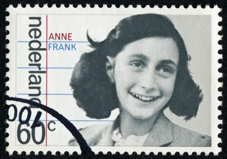 <p>Навярно сте чували историята на Анне Франк &ndash; момиче от еврейски произход, прекарало години наред в опити да се скри от нацистите. През 1945 година тя е заловена и умъртвена в концлагер. Близо десетилетие след това се ражда момиче на име Барбо, което от много малко има зловещи кошмари, напомнящи преживявания на Анне Франк, без да има основателна причина за това.&nbsp;<br />
<br />
Родителите ѝ в началото не обръщат голямо внимание на това, но започват да вярват, че в действителност в нея живее духа на Анне, след като семейството посещава Амстердам и Барбо самичка намира къщата на Франк. Освен това малката идеално знае как изглежда дома отвътре и дори къде се намира скривалището на Анне.</p>