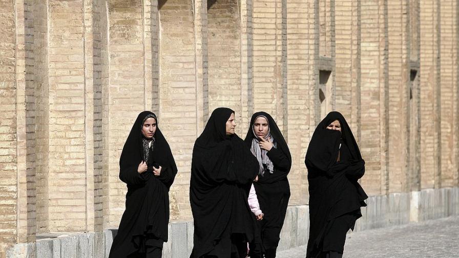 Вълна от отравяния на ученички в Иран (ВИДЕО)