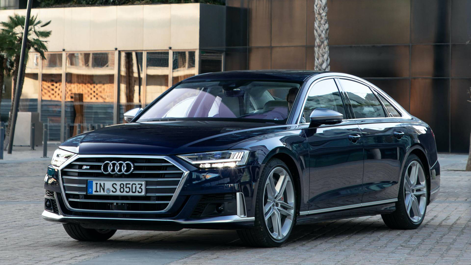 Audi S8: лимузина с динамика на супер спортен модел