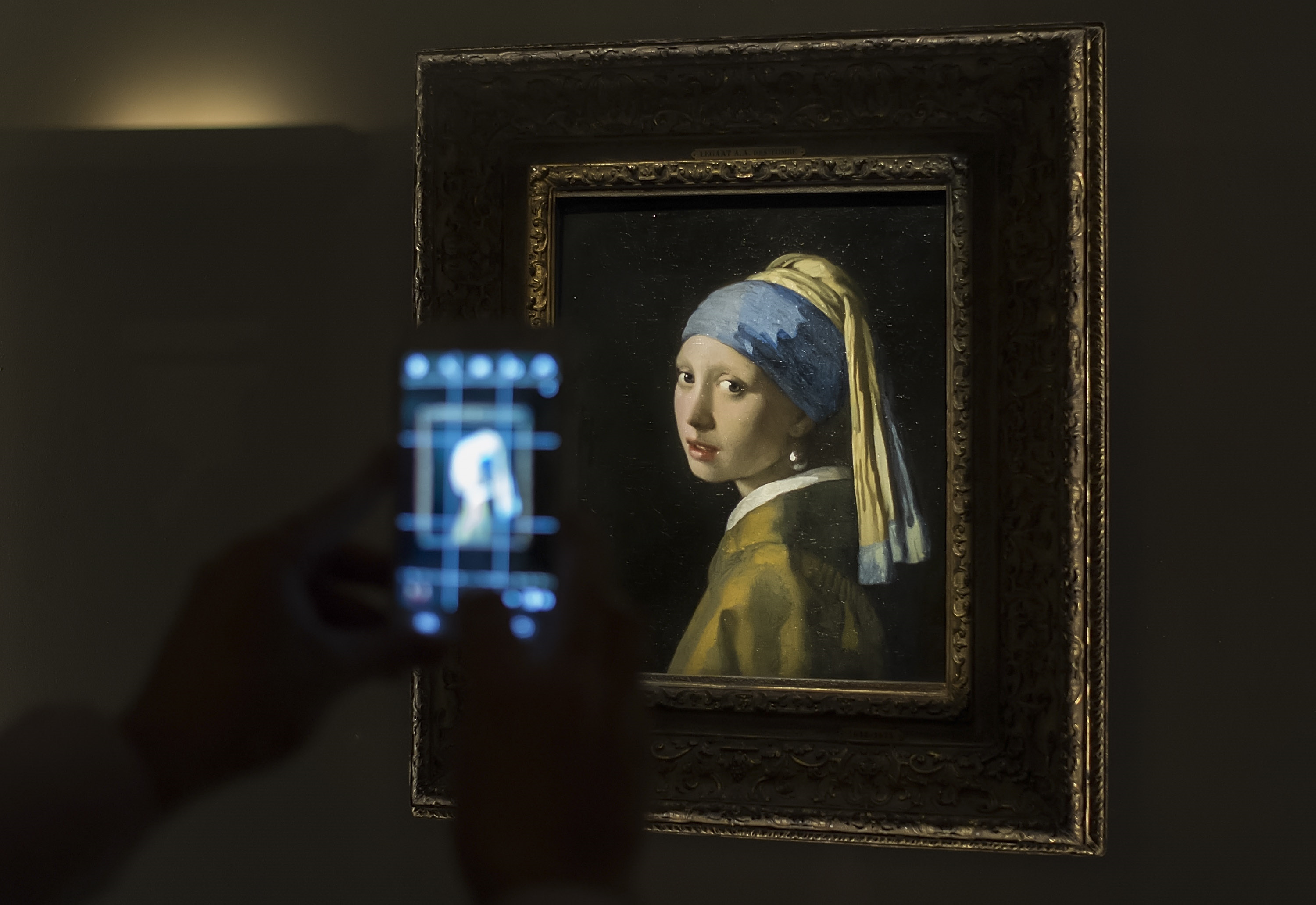 <p>&bdquo;Момичето с перлената обица&ldquo;</p>

<p>Този интригуващ фаворит, дело на холандския художник Йоханес Вермеер ван Делфт, често се сравнява с &bdquo;Мона Лиза&ldquo;. Това обаче не е портрет, а &bdquo;tronie&rdquo; &ndash; холандска дума за картина на въображаема фигура с преувеличени черти. Шедьовърът е блестящ в своята простота.</p>