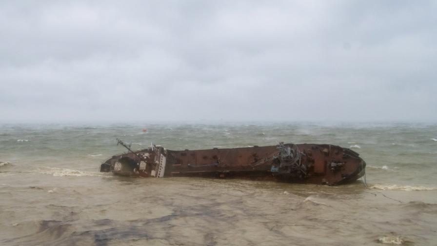  Буря обърна танкер в Черно море 