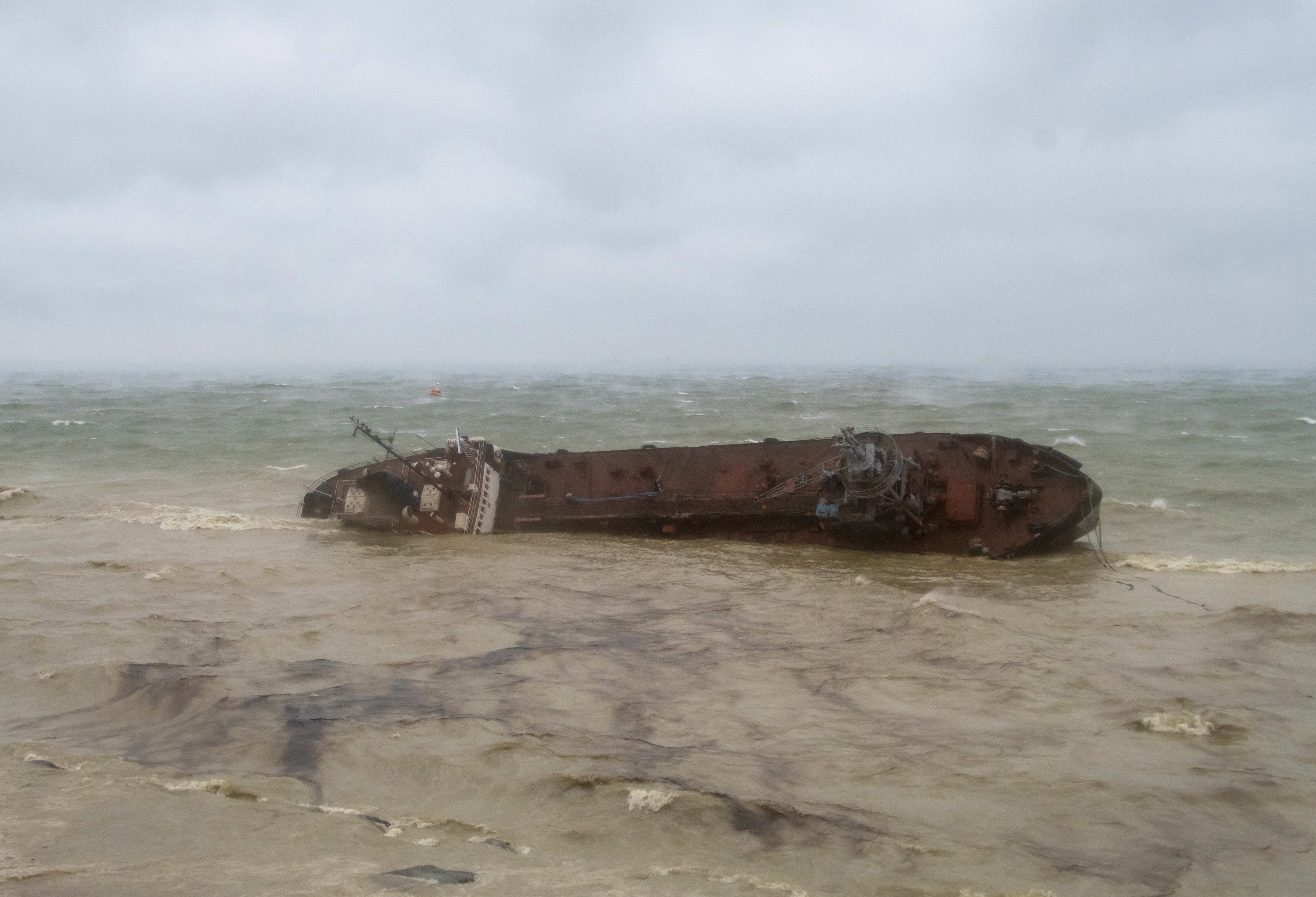 Буря обърна танкер в Черно море