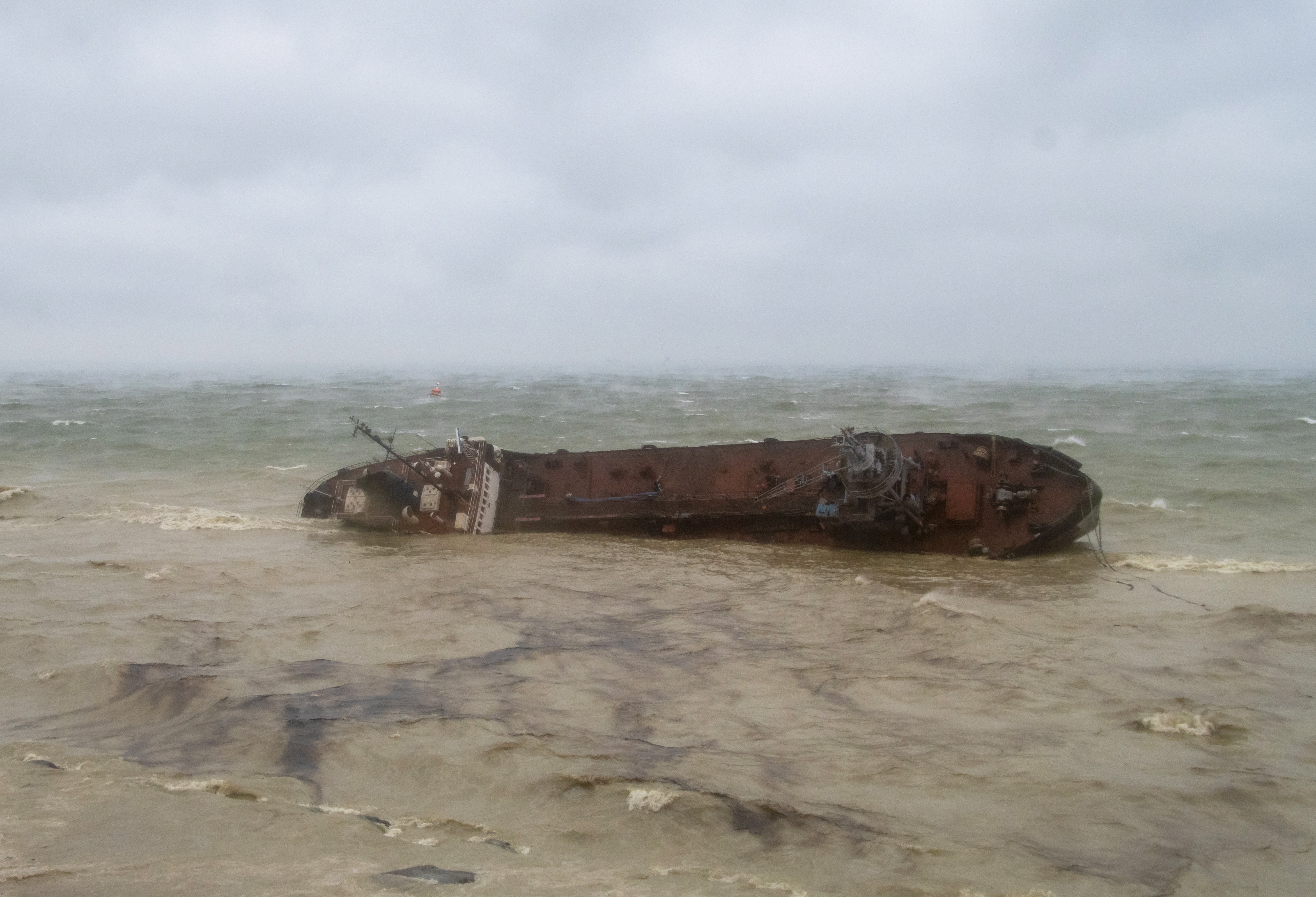 Молдовски танкер се обърна във водите на Черно море край Одеса.