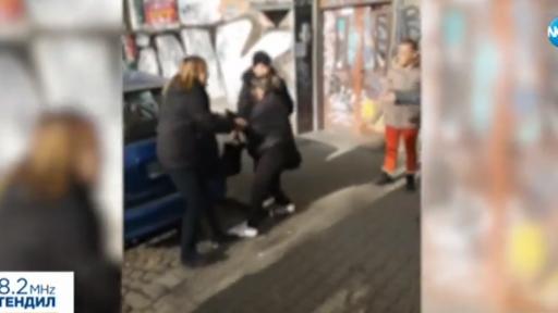  Бой сред контрольори и пътничка в София - жена хапе, рита, чупи 