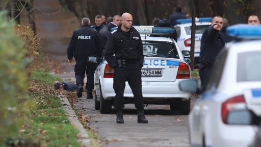  Задържаният лежи по очи на земята, с белезници на ръцете 