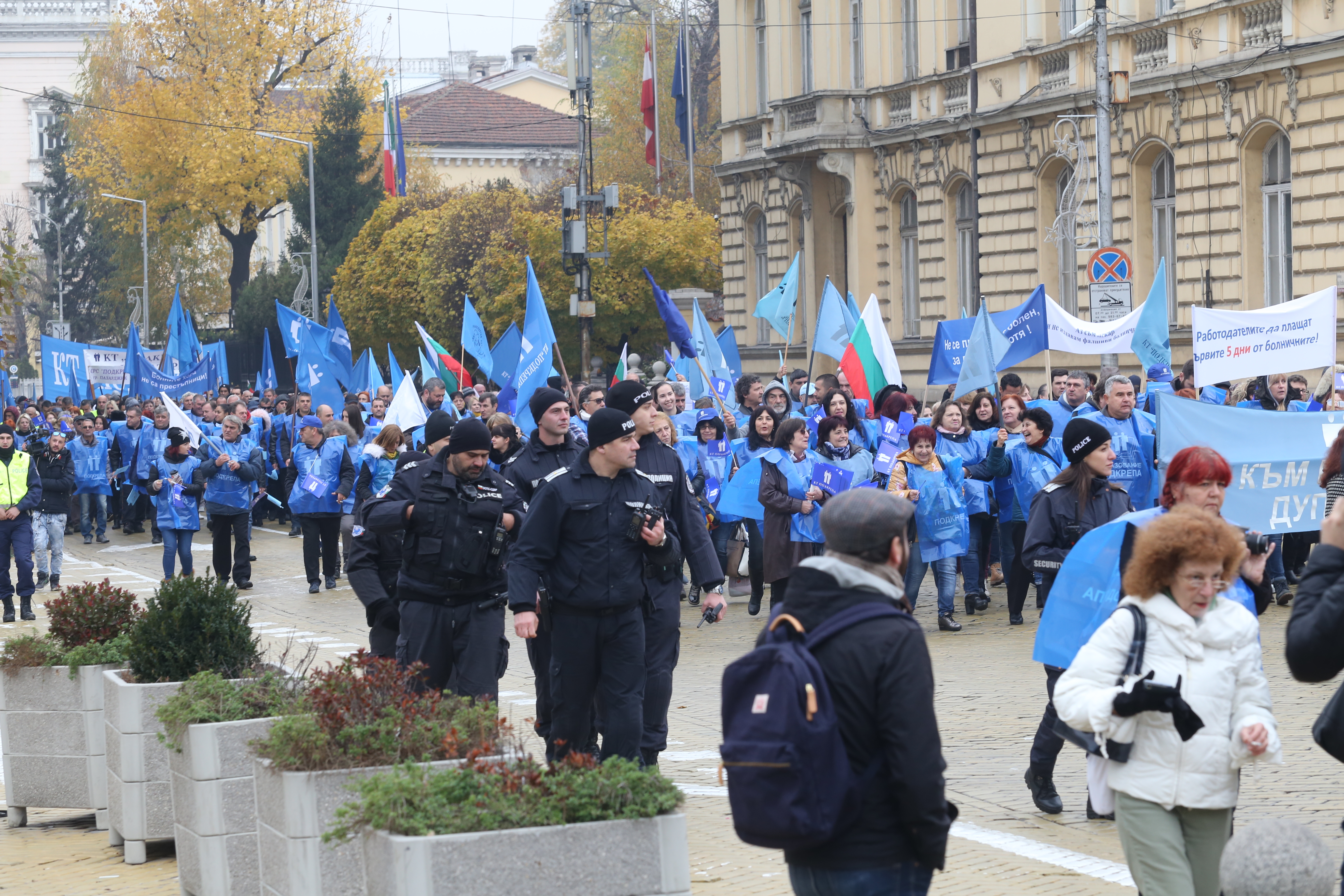 Със скандирания "Болните работници не са престъпници", работещи блокираха движението в части от центъра на София. Недоволството им е предизвикано от предложението на управляващата коалиция първия ден от болничния да не се заплаща.