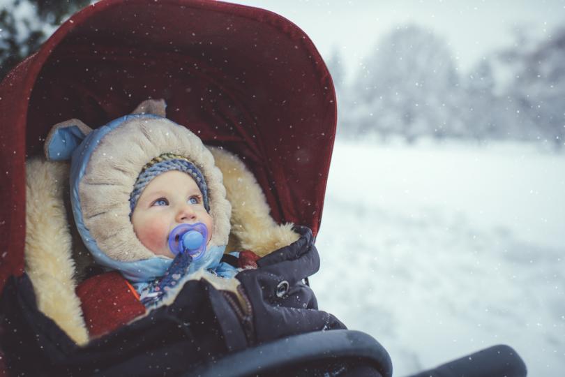<p><strong>Свежият въздух (дори през зимата) е от изключително значение за децата</strong></p>

<p>Шведските бебета задрямват навън дори и при ниски зимни температури. Родителите там се кълнат, че тази практика укрепва имунната система и предотвратява болести. Тя се смята и за по-полезна от застоелия въздух вкъщи. Освен това, децата, които прекарват повече време навън, не само се разболяват по-рядко, но и развиват по-добре сетивата си, могат да задържат вниманието си повече време и изпитват по-малко тревожност и депресия.</p>