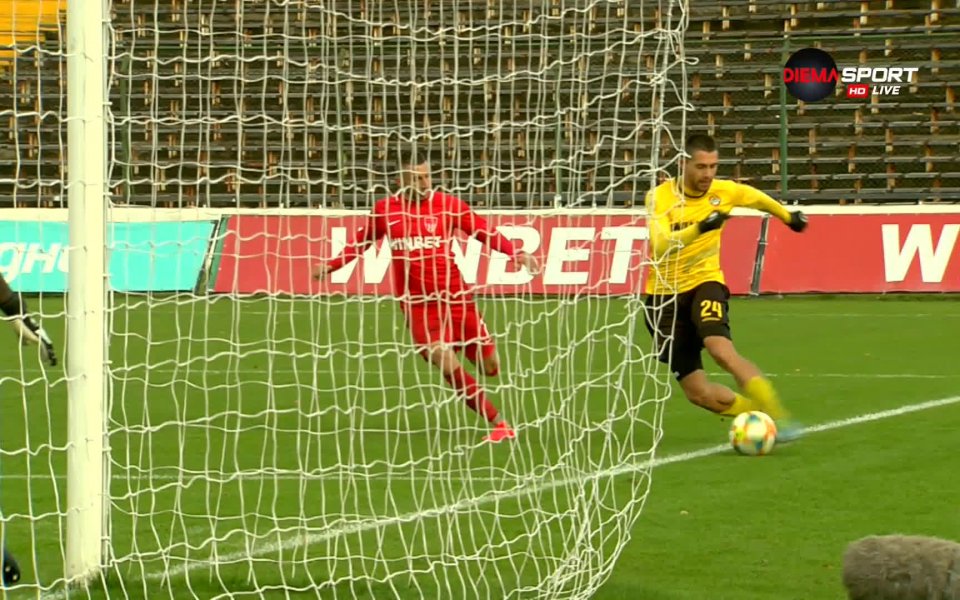 В 25-ата минута Александър Тонев нахлу отляво в наказателното поле