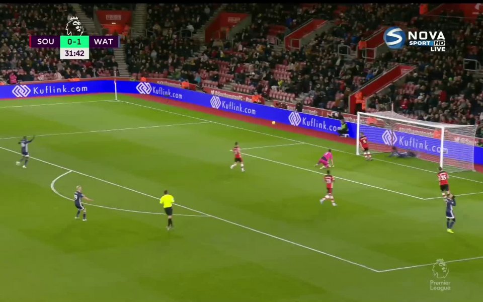 Отборът на Уотфорд води с 1:0 след първото полувреме на