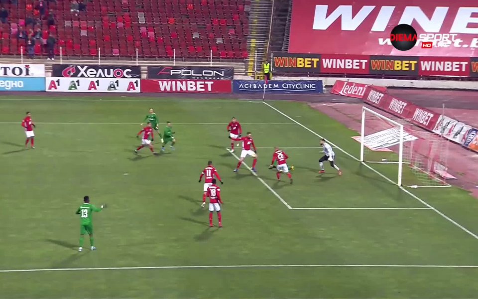 Лудогорец създаде първата голяма ситуация в мача в 12-ата минута.