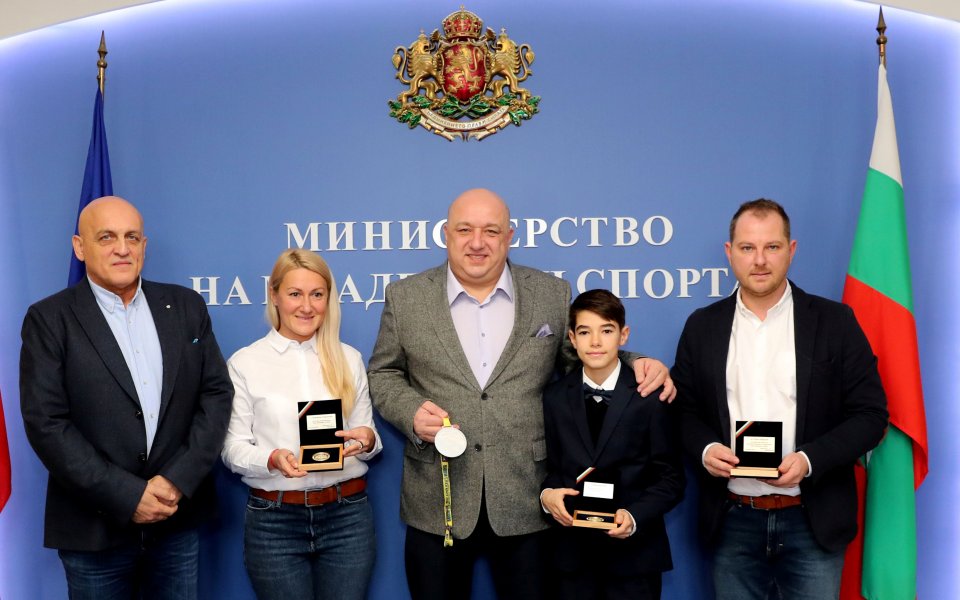 Министър Кралев отличи картинг състезатели