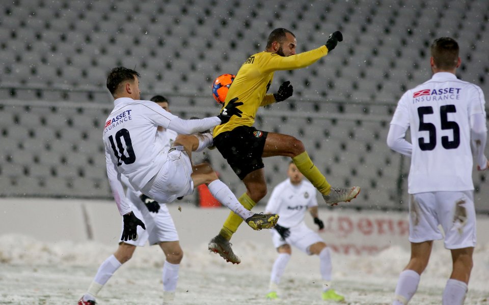 Боетв Пловдив води с 2:1 на Славия в един от