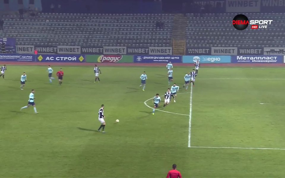 В края на срещата Бирсент Карагерен оформи крайното 3:0 в