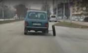  Пълен парадокс, рискова кола със стърчаща гума в София 