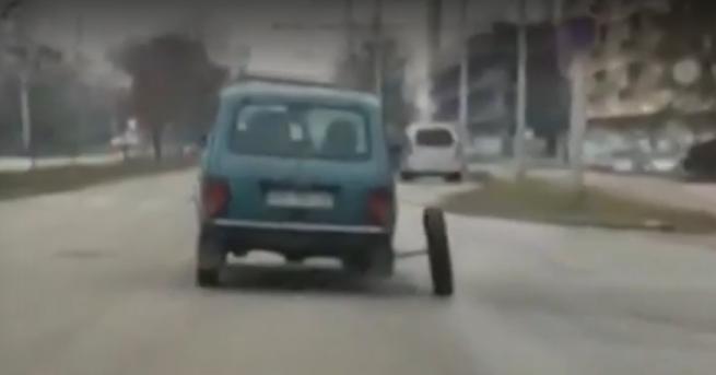 България Пълен абсурд опасна кола със стърчаща гума в София
