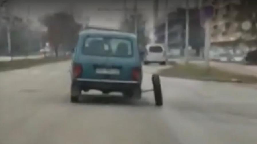 Пълен абсурд, опасна кола със стърчаща гума в София