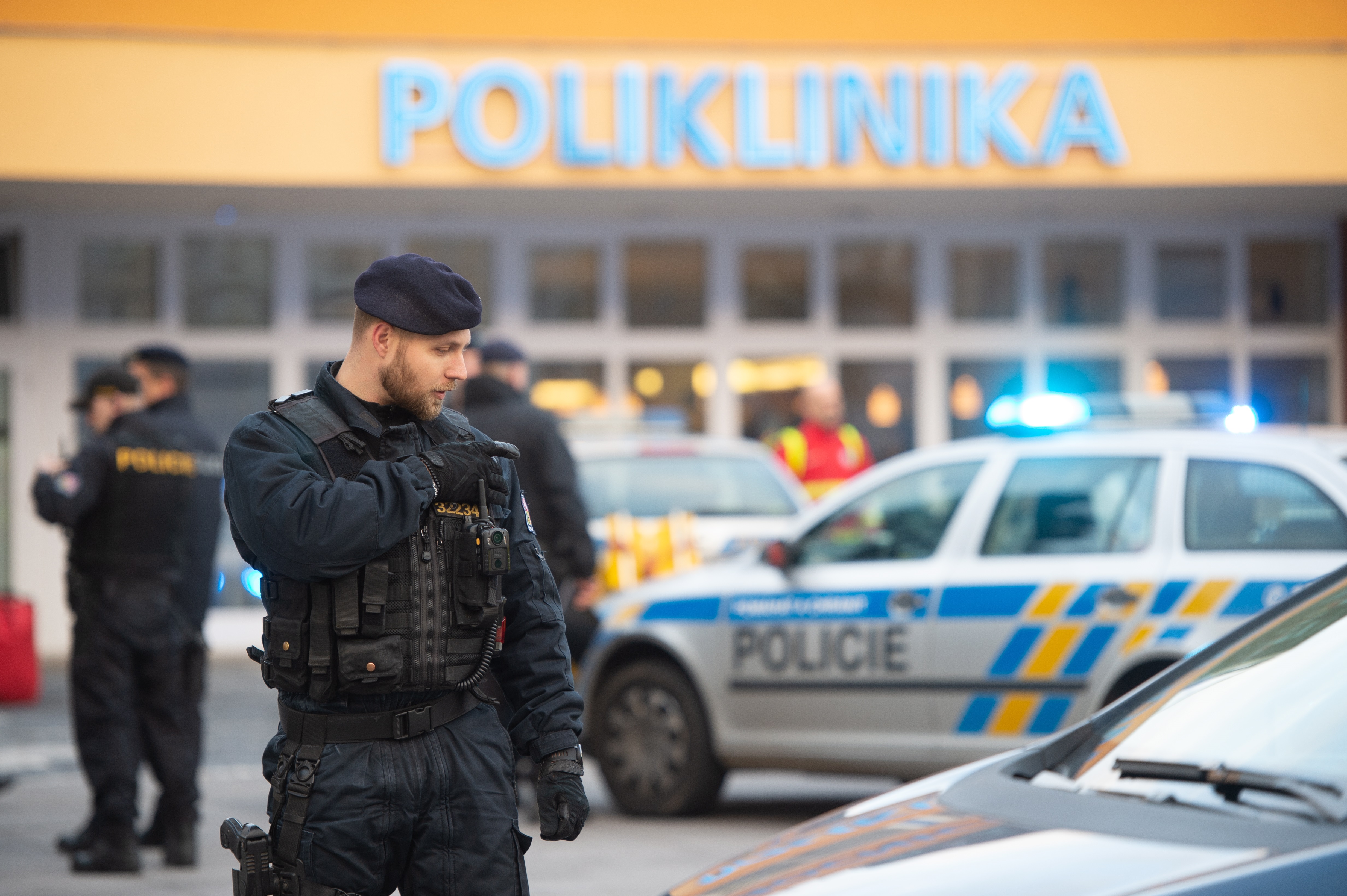 Нападател е открил стрелба в болница в град Острава, загинали са шестима души.