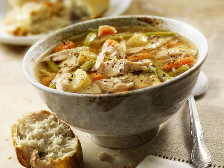 <p><strong>Пилешка супа</strong><br />
<br />
Пилешката супа е препоръчвана като лек за простудата в продължение на стотици години. Тя е изключително богата на витамини, минерали и протеини, хранителни вещества, от които тялото се нуждае в по-големи количества при настинка.<br />
<br />
Лекарите съветват пилешката супа да се&nbsp; и приема още при&nbsp;<strong>първите наченки на грип</strong>, изразяващи се с отпадналост, умора, температура, главоболие, кашлица. Съчетаваща в себе си изобилие от съставки, тази супа помага да се възстановим по-бързо от неразположенията и дори да засилим имунитета си.</p>

<p>В свареното пилешко месо се съдържа протеинът цистеин, който действа благоприятно върху възпаленията и отока на лигавицата. В бялото месо има много цинк, важен за имунната система. Зеленчуците в супата - моркови, лук, чесън, магданоз, са източници на значими вещества като Витамин А, Витамин В-комплекс, магнезий, желязо, калций...</p>