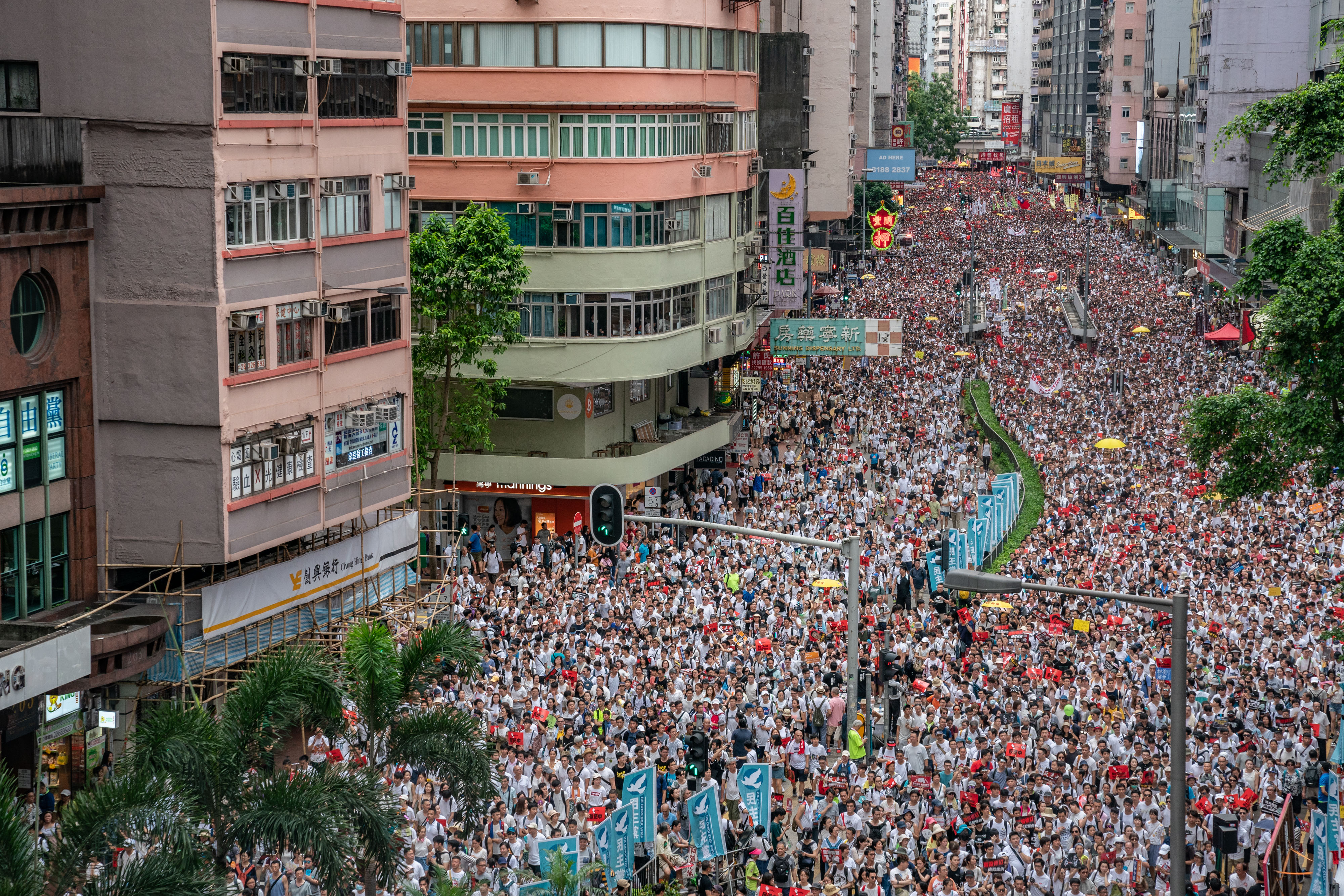 <p><strong>Хонконг </strong></p>

<p>Протести избухнаха това лято в китайския полуавтономен район Хонконг заради законопроект, който щеше да позволи екстрадирането и даването под съд на обвинени в престъпления лица в континентален Китай. Под натиска на демонстрантите текстът бе оттеглен, но това не внесе спокойствие сред активистите, които се опасяват, че Китай опитва да разшири влиянието си и да отнеме свободите от западен тип, на които се радва бившата британска колония.</p>