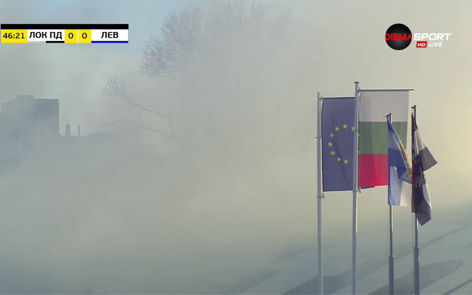 Феновете на Левски нажежиха допълнително атмосферата по време на мача