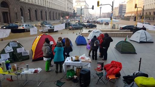  Медици нощуваха пред Министерски съвет, желаят среща с Борисов 