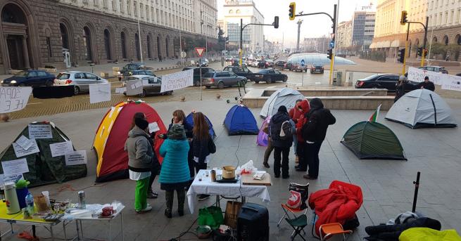 България Медици нощуваха пред Министерски съвет искат среща с Борисов
