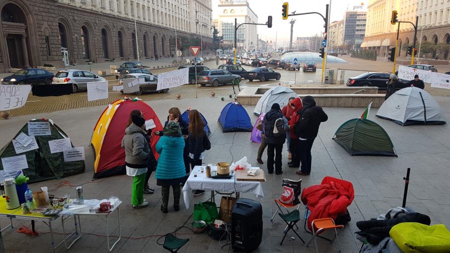  Медици нощуваха пред Министерски съвет, желаят среща с Борисов 