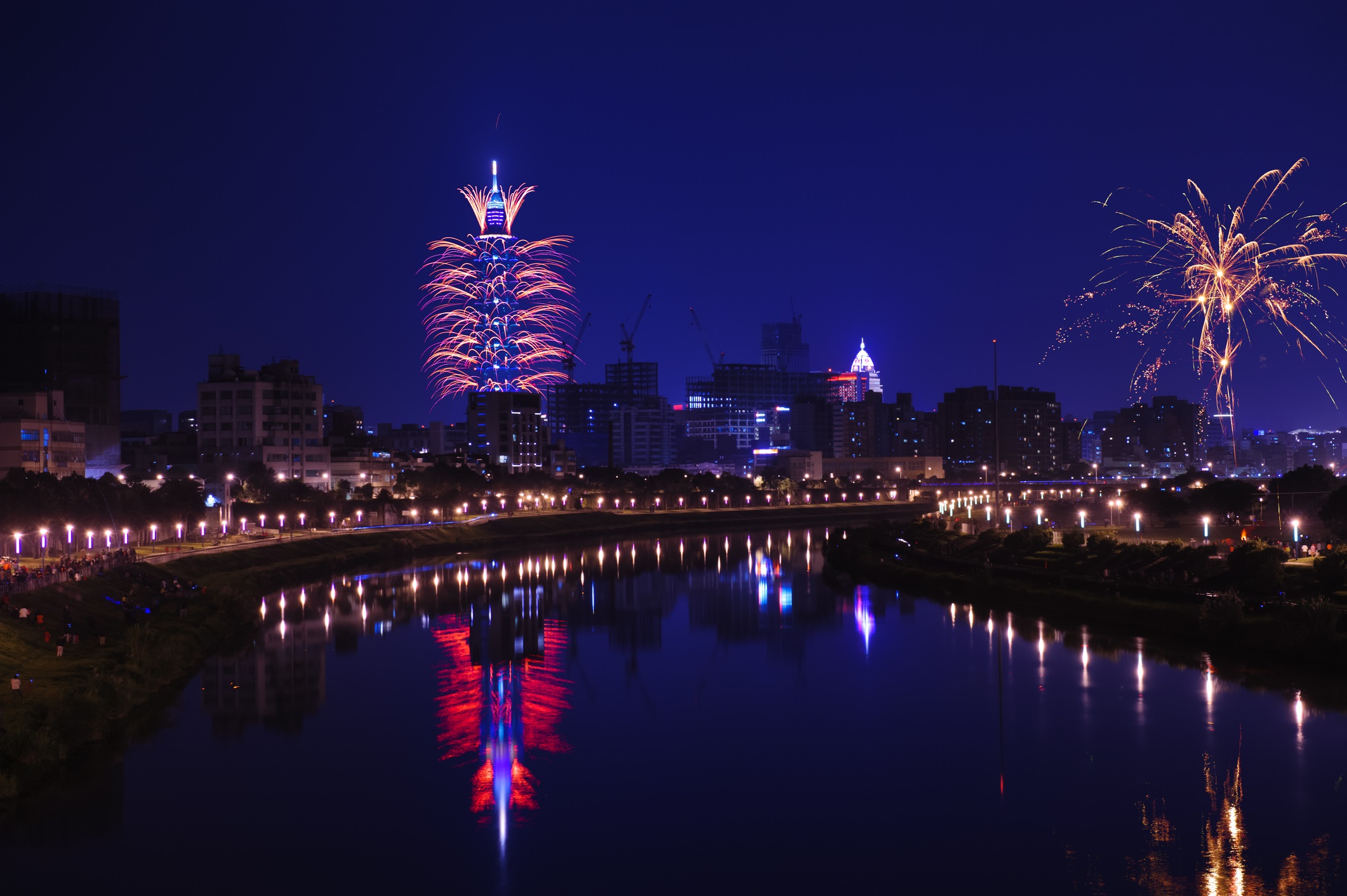 <p><strong>Тайпе, Тайван</strong></p>

<p>Новогодишната нощ в Тайпе, столицата на Тайван е визуален спектакъл. Най-високата сграда в града &ndash; Тайпе 101 е основната площадка за грандиозното шоу с фойерверки. Най-добрите места за наблюдение са Националната мемориална зала &bdquo;Д-р Сун Ятсен&ldquo; и Търговският квартал.</p>