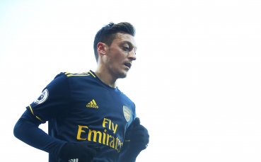 Полузащитникът на Арсенал Месут Йозил бе премахнат от китайската версия