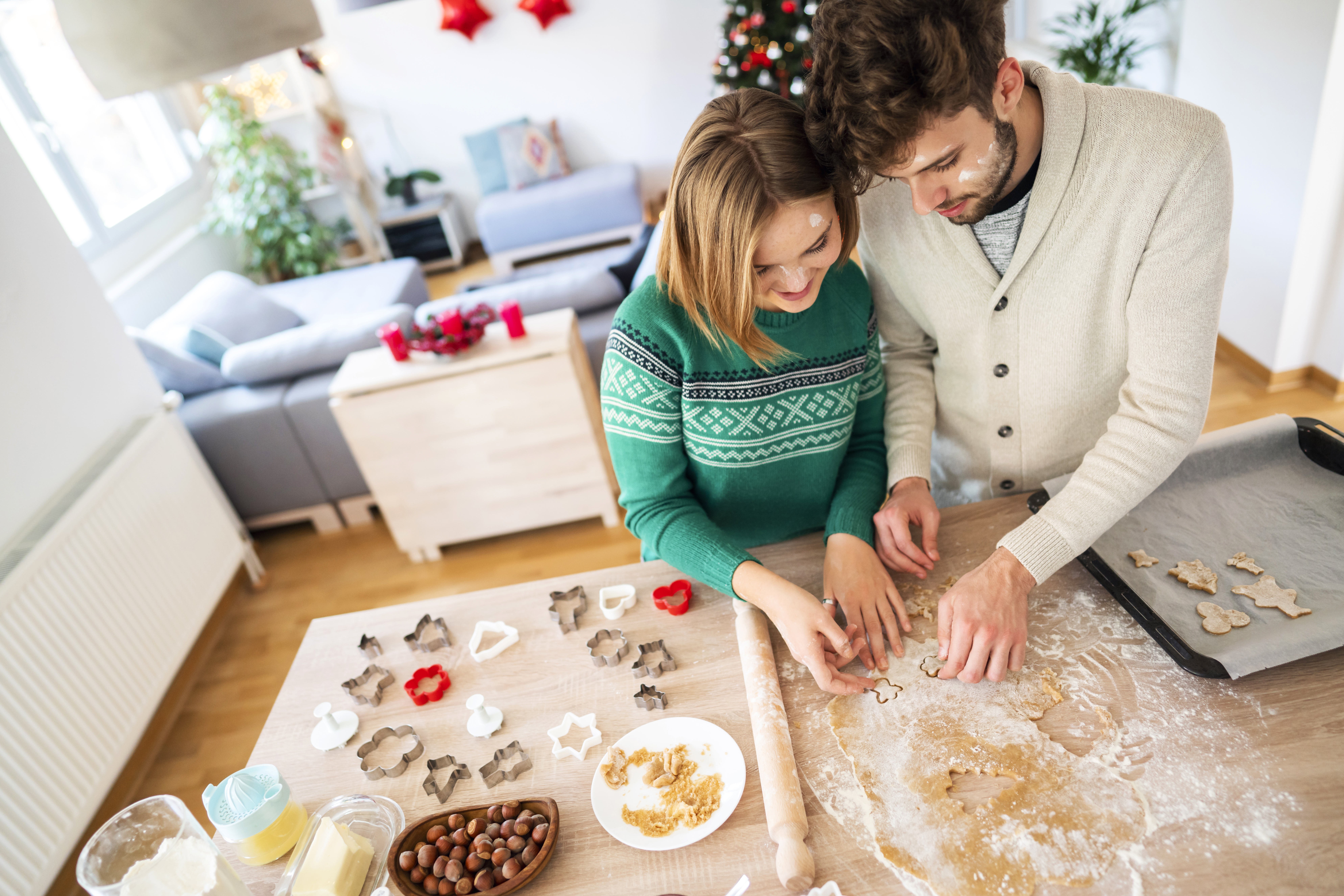 <p>Везни</p>

<p>Трябва да изпечете бисквитки заедно и да ги украсите с глазура и шоколадови пръчици.</p>