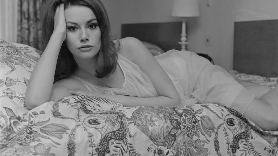  Почина едно от девойките на Бонд 