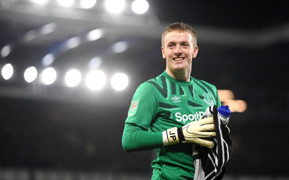 Националният вратар на Англия Джордан Пикфорд бе заснет как бие