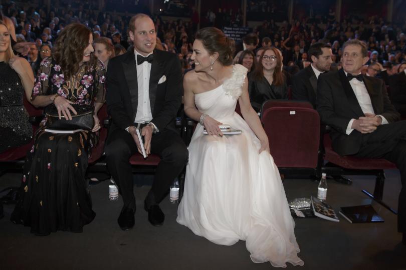 <p><b>Уилям и Кейт посетиха наградите на Британската академия за филмово и телевизионно изкуство</b></p>

<p>В началото на февруари херцогът и херцогинята на Кеймбридж внесоха кралски блясък към наградите BAFTA 2019, присъединявайки се към останалите звезди по време на&nbsp;церемонията в Лондон. Принц Уилям се появи&nbsp;в елегантен костюм, а Кейт беше зашеметяваща с бялата си рокля и изящни бижута.</p>

<p>Още по темата прочетете&nbsp;<a href="https://www.edna.bg/izvestni/kejt-midyltyn-zasenchi-holivudskite-zvezdi-na-nagradite-bafta-4656594" target="_blank"><u><strong>ТУК</strong></u></a>.</p>