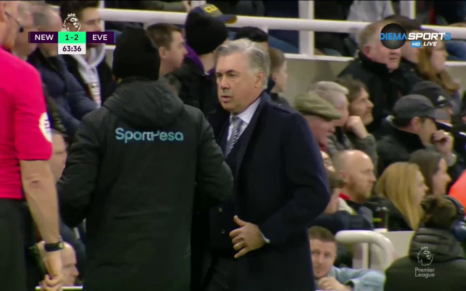 В 64-ата минута на срещата между Нюкасъл и Евертън, гостите