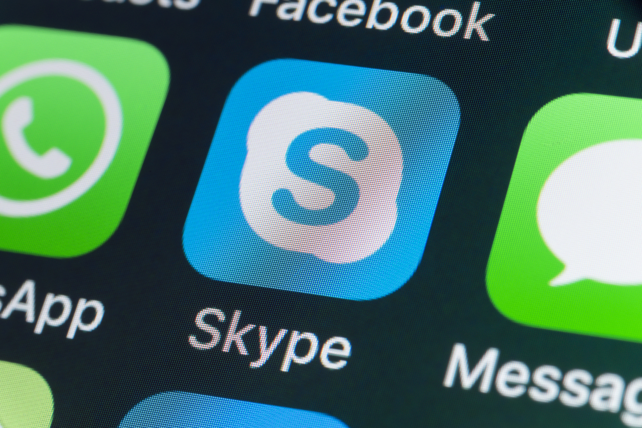<p><strong>6. Skype</strong></p>

<p>Има ли човек, който да не е използвал Skype поне веднъж в живота си? Продуктът на Microsoft продължава да присъства в класацията на най-теглените мобилни приложения за последните десет години. Въпреки това едва ли това е повод за радост за неговите собственици, тъй като Skype не успя да запази и потвърди своята хегемония през последните години, изместен от продукти като Messenger и WhatsApp.</p>