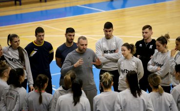 Волейболистките от националния отбор на България започват днес битката за
