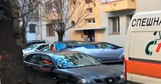 България Скандал девойка пусна стоповете и блокира линейка Това го