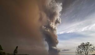  Вулкан изригна във Филипините, над 80 000 евакуирани - Свят | Vesti.bg 