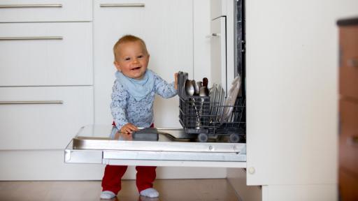  <p>Баба накара <strong>9-месечно бебе</strong> да измие <strong>чиниите</strong></p> 