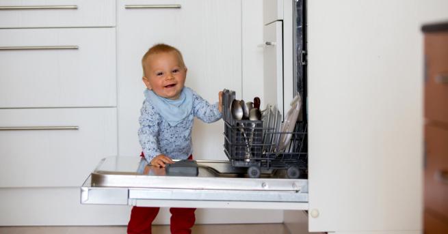 Любопитно Баба накара 9-месечно бебе да измие чиниите Забавната случка