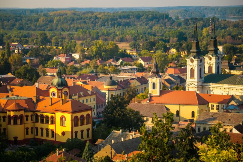 <p><strong>Сремски Карловци </strong>- Градът се намира само на 8 километра от Нови Сад и е същинско историческо средище за Сърбия. Изпълнен е с красива архитектура, първата сръбска гимназия все още гордо стои там, както и няколко уникални църкви. Истинско бижу сред сръбските градове - спокоен град с точната доза исторически дух.&nbsp;</p>

<p color="#121416" font-family="ProximaNova-Regular, helvetica, Arial, sans-serif" font-size="18px" font-weight="normal">&nbsp;</p>