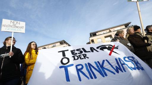  <p>&bdquo;Зелени&ldquo; стачкуваха против завода на Tesla край Берлин</p> 