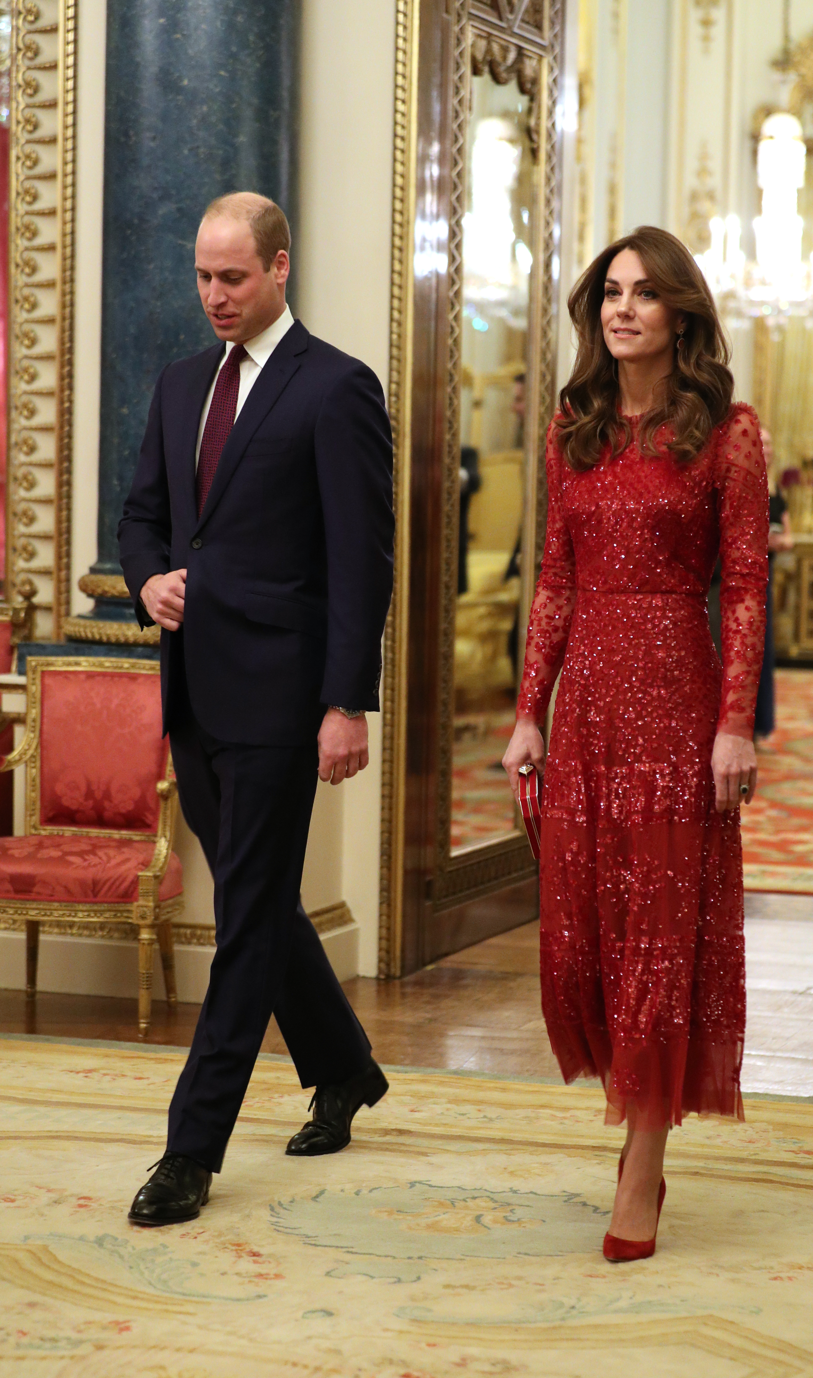 <p>38-годишната Кейт бе избрала зашеметяваща червена рокля, която съчета с чантичка и обувки в същия цвят. Въпреки сътресенията в кралското семейство от последните дни, херцозите на Кеймбридж се забавляваха и бяха забелязани да се държат за ръце.</p>