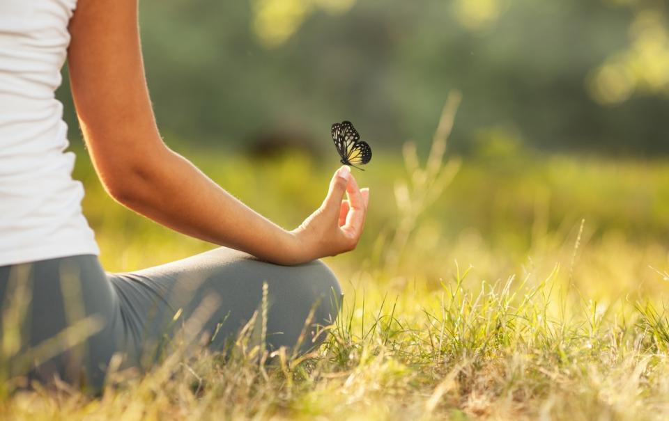 жена природа пеперуда медитация йога мир спокойствие